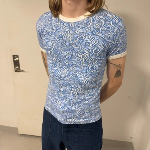 T-shirt från 70-talet - Unisex T-shirt i coolt mönster💙