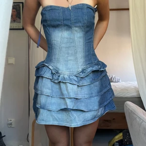 Jeansklänninh - Säljer denna perfekta jeansklänninh med volanger. Köp via köp nu❤️‍🔥❤️‍🔥