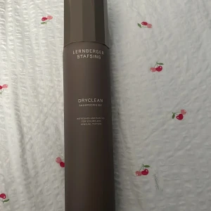 Torrschampoo - Ett helt oanvänt torrschampo från Lernberger stafsing, fick med den i en Lyko lovable men jag använder inte torrschampo! Nypris ligger på ca 240 men säljer den för 110!