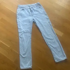 Lågmidjade, ljusblåa jeans från BikBok. Jeansen är i strl W31 L32. Dom är i ett bra skick och är använda få gånger. Skriv för fler bilder eller frågor!❤️nypris:599-699kr