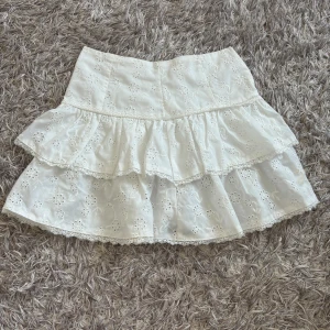 Volangkjol - Säljer min assnygga volangkjol som är perfekt nu till sommaren, den har en fläck på sig men den syns nästan inte för alla volanger 💗 