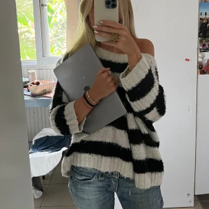 Stickad tröja vit svart randig  - Säljer denna så snygga oversize stickade tröjan perfekt till sommarkvällar💕passar någon med XS - L beroende på vilken passform man vill ha, jag själv har oftast XS eller S 