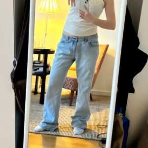 Midrise lightwash vintage baggy jeans! - Snygga baggy jeans. Jag skulle siga storlek 38/40. Jag har 38 i storlek och dom sitter perfekt baggy på mig. Innerbenslängd 76cm. Midjemått 42 rakt över, 84 runt om! Nanppt använda och inget slitage men ett pytte litet hål på göten som syns i sista!👌🏼