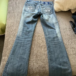 Victoria Beckham jeans - Midjebredd är 36,5 cm och innerbenlängd är 78,5cm🩷 Jeansen är i fint skick, endast skador den har är pitte lite längst ner (se bild 4) annars perfekt skick🩷
