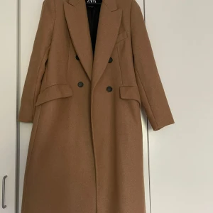 Kappa från zara - Lång rock i ullblandning  Använd bara två gånger nypris 2200