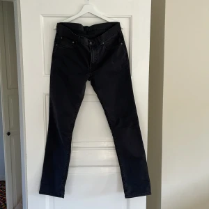 Acne smala jeans - Feta jeans från Acne. Knappt använd då dom är lite tighta för mig.   34/32, men tycker dom är mer som 32/32