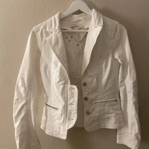Vit jeans jacka  - Fick ärva denna av min mormor men tyvärr är det inte min stil, hoppas därför kunna sälja den till någon annan😊