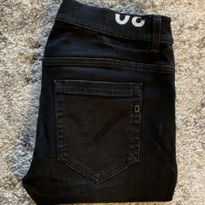 DONDUP byxor - STEAL| nypris 3300kr| Köpta på Care Of Carl, condtion 7/10| passar bra inför sommaren| pris kan diskuteras| kom privat för fler frågor och bilder!