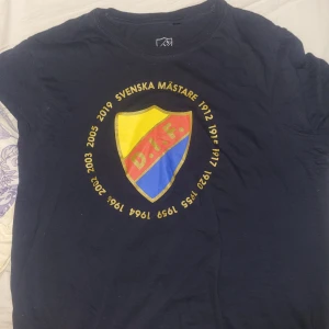 DIF tröja med size S - En dif tröja direkt köpt ur dif butiken, aldrig använd ♥️