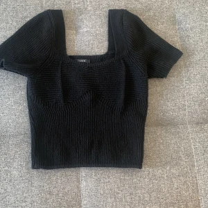 Stickad topp - Säljer denna då den ej kommer till användning. 