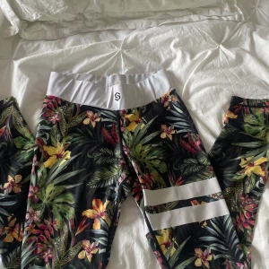 Coola träningstights från stronger - Säljer dessa coola och somriga träningstights från stronger i storlek XS. Säljer pga för små för mig och är endast använda några enstaka gånger💗