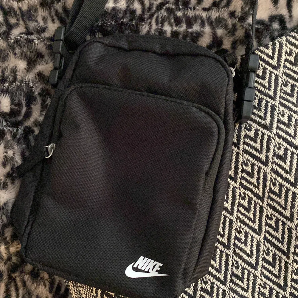 Nike crossbody bag som jag inte använder längre,Bandet har jag kortet in men de går att göra de längre också💕. Väskor.