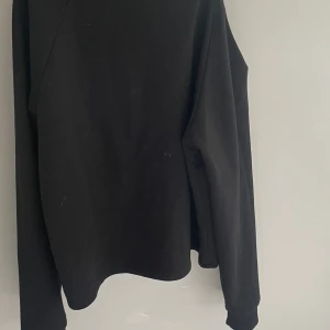 Glittrig One shoulder tröja😍 - Supersnygg svart one shoulder tröja med glitter över axeln😍Tröjan är köpt på Kappahl i storlek 170! Säljer pga för liten💗