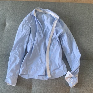 Blå skjorta med vita ränder - Säljs då den ej kommit till användning!