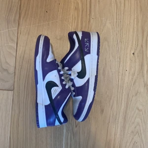 Lila Nike skor - 8/10 skick,tvättas innan de skickas. Kan sänka priset(våga fråga)