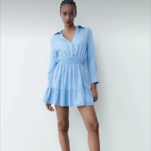 Klänning - Säljer denna zara klänningen som aldrig kommit till användning, med lappen kvar! Den är i stolek M men passar även på en S