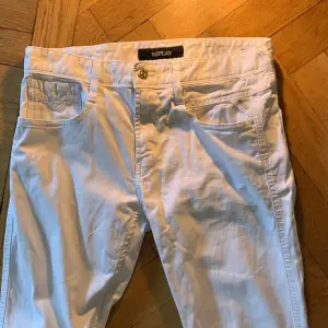 Tjenare, säljer nu dessa jeans i färgen vit i modellen anbass och passar gött med vita jeans nu när sommaren närmar sig. Jeansen är i fint skick men kan behöva strykas. Tveka inte på att höra av er via funderingar. Mvh✝️