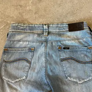 Jättefina ljusblå jeans nu till sommaren💘 Midja rakt över: 38  Innerben: 78 Skriv om intresserad💕pris kan diskuteras💖 