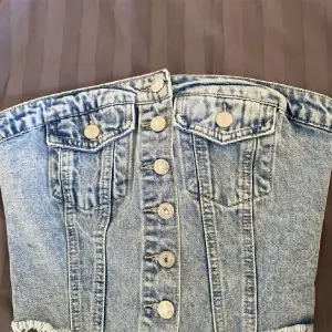 Säljer du denna jätte fina och eftertraktade jeans top ifrån shein, då den var för liten för mig den är helt ny endast testad💕💕💕
