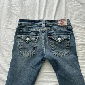 w27 low waisted bootcut true religion jeans. i bra skick förutom minimal slitage längst ner vid foten (dm om bild). pris kan diskuteras. 