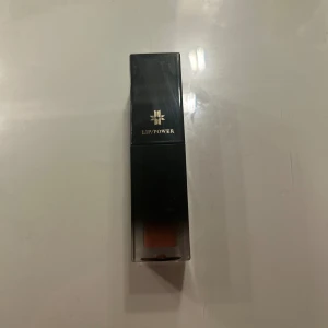Läppstift - Läppstift som är oanvänt. 🤍 (Endast testad på handflatan!!). 🤍 Nypris 326kr. 🤍