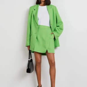 Gina kjol  - Kjol från Gina Tricot, ny med prislapp kvar. Nypris var 399kr Storlek 42.