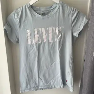 Ljusblå Levis T-shirt, storlek xs i dam men jag skulle säga mer s. Använd men i fint skick❤️