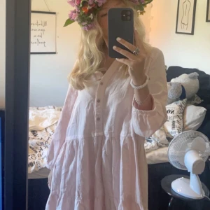 Klänning  - Säljer denna klänning jag hade på midsommar förra året. Köpte på Zara för 300.