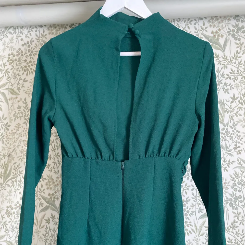 Grön, tajt klänning som är helt oanvänd med lapp kvar. Köpt på asos för ett år sedan för 700 kr. Tycker den är så snygg men blir tyvärr inte av att jag använder den! Passar perfekt som julklänning men kan användas året runt. . Mekot.
