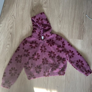 Söt fleece med huva - Mycket bra skick. Oversized.