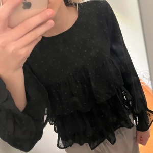 Svart topp  - Säljer denna svarta blusen/volangtoppen från ginatricot i storlek 158/164 (XS/XXS) 
