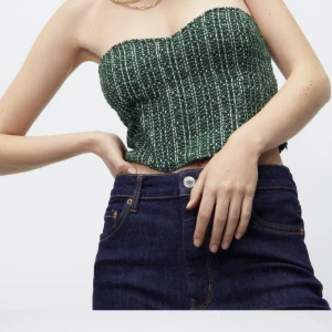 Korsettopp Zara  - Använd en gång men tyvärr för liten nu.. bild ett är från (Zaras hemsida) 