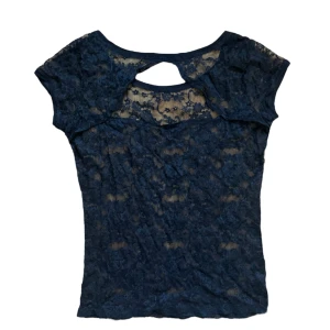 y2k spets topp med öppen rygg - snygg topp med spets, öppen där bak. Okänd storlek och märke. Men skulle säga passar en S-M bäst. Köparen står för frakt. 🩷