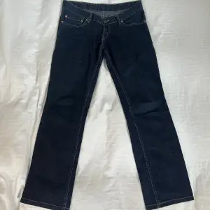 Lågmidjade Levis jeans i storlek S-M Midja - 41,5 cm tvärs över  Innerbenslängd 75 cm