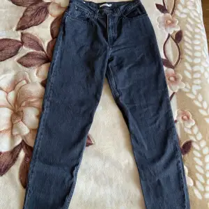 Svarta jeans i stl 28 från LEVI’S. Använda fåtal gånger utan defekter. Säljer dem då de tyvärr är för små. Nypris: 1 249 kr   MÅTT Midja: 38 cm Höfter: 52,5 cm Innerbenslängd: 83 cm Totallängd: 113,5 cm
