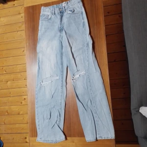 Ljusblåa Baggy Ripped Jeans - Lös passform med hål på knäna från Lager 157  Katt finns i hemmet