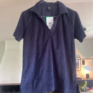 Frotté marinblå - En helt ny marinblå frotté från stadium/soc säljes, kan frakta men också mötas upp i Stockholm helst på Lidingö.