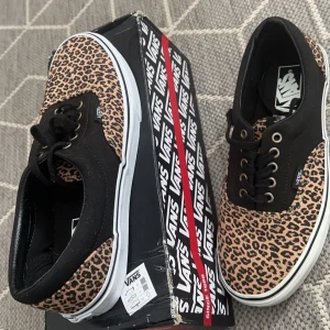 Gårit köpa iSverige  - Säljer helt nya Vans pga dom var fel storlek, dom går inte att köpa i Sverige! Dom är i storlek 40,5 kolla tabellen på lådan så du är helt säker att måtten stämmer då alla skor är olika i storlek. Nypris ca 1400kr plus porto till Sverige!