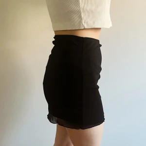 Kort Kjol - Säljer denna korta tighta minikjolen då den är lite kort på mig. Bara provad för denna bild, alltså då nyskick. 