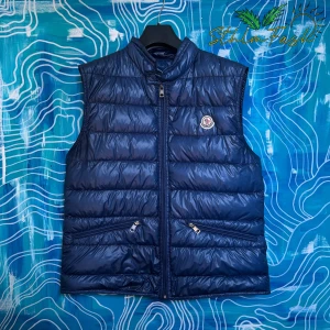 Moncler GUI - En riktigt snygg Moncler väst i sällsynt colorwave, väldigt bra skick! Den är size 3 vilket motsvarar medium🙌 Tveka inte på att på att höra av er vid eventuella frågor!🌴 