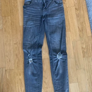 Skinny low waist jeans - Skinny low waist jeans med två hål vid knän.  Knappt använda och inte slitna på en ända ställe. 