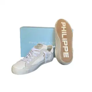 Säljer nu dessa feta skor av märket Philippe Model | Skick : 10/10 skick, bara testade | Pris : Nypris : 3800kr, vårt pris : 2999kr. Priset är inte hugget i sten | Om du har några frågor är det bara att höra av dig! ❤️