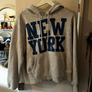Grå hoodie med tryck - Storlek: S Använd: Få gånger