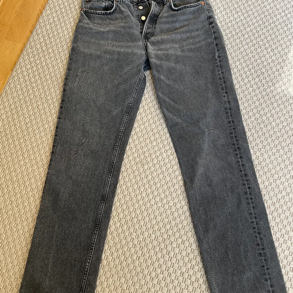 Grå raka jeans med medelhög/låg midja från zara. Storleken är 38 men de är väldigt små så skulle säga att de sitter som en lite 36. Jeans & Byxor.