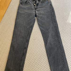 Grå raka jeans med medelhög/låg midja från zara. Storleken är 38 men de är väldigt små så skulle säga att de sitter som en lite 36