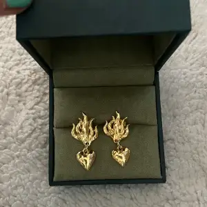 Säljer dessa skit snygga örhängen från marianilsdotter!  Helt ny skick, säljer båda. Nypris båda 5600 jag säljer båda för 3700 och styck 1600!❤️ Kan mötas!