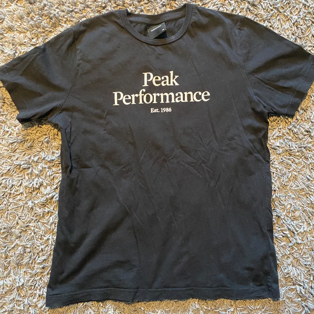 Svart Peak Performance t-shirt med vitt tryck. Använd ett fåtal gånger, inga defekter!🩷. T-shirts.