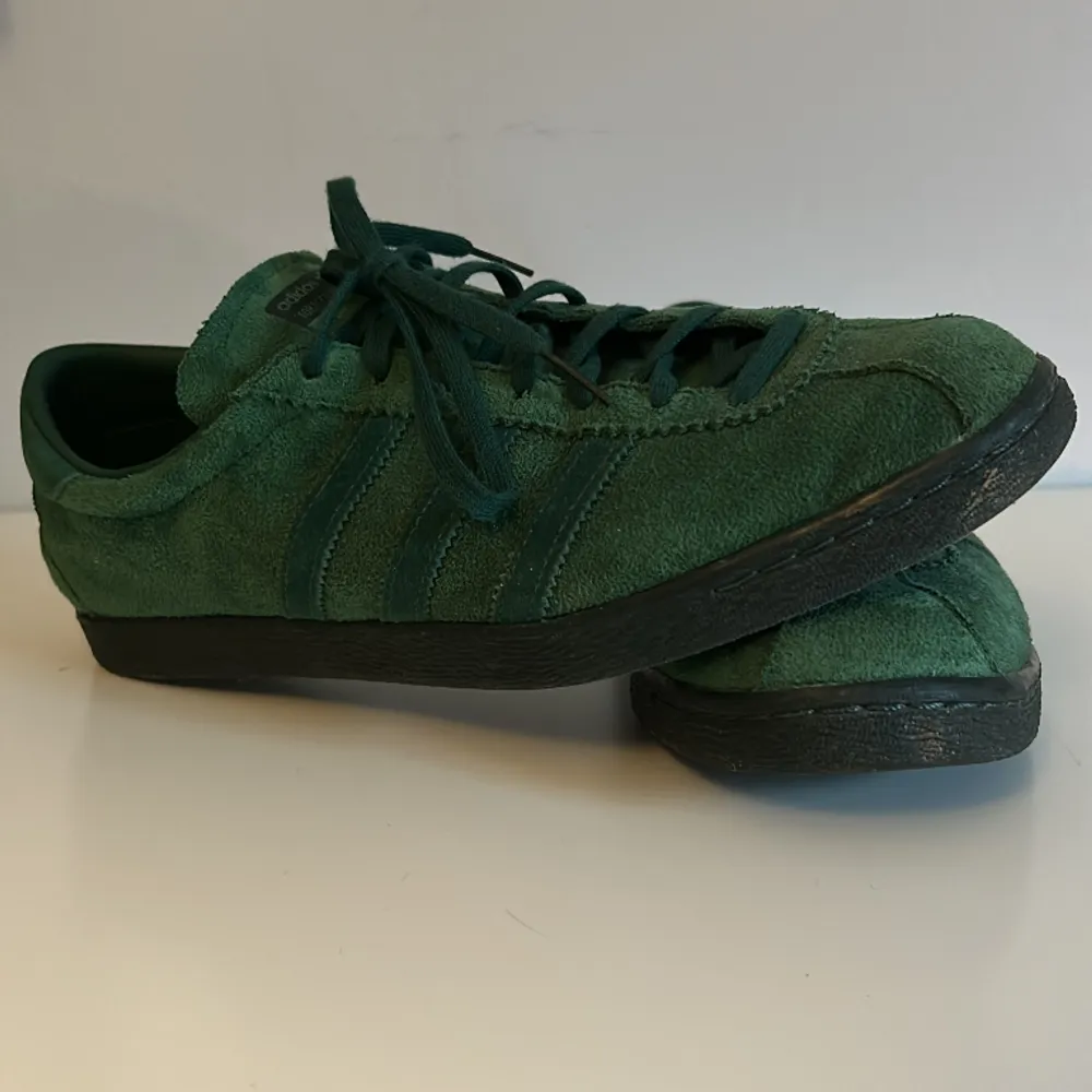 Riktigt snygga Adidas skor i extremt bra kvalitet och endast använda fåtal gånger, skick 9/10. Perfekta för bajenmatchen och helt slutsålda överallt .. Skor.