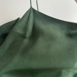 Jättefin mossgrön/grön klänning i strl XXS. Använd vid ett tillfälle. Inköpt tidigare år. Modell enligt bifogad bild från hemsida. 