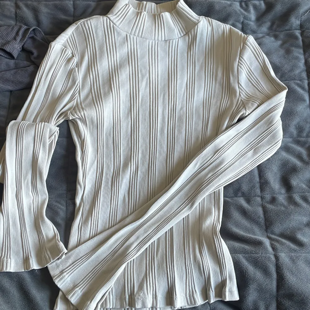 Fin långärmad tröja från Gina, ljusbeige med slits (tredje bilden). Xs men skulle säga S. Toppar.
